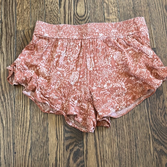 Sun & Shadow Pull On Shorts with Elasticized Waist - Picture 4 of 6